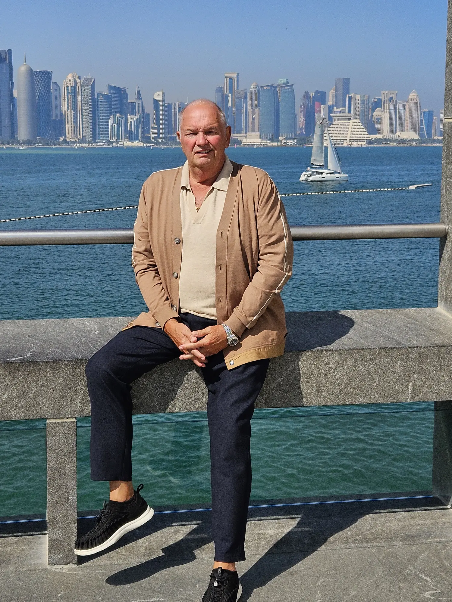 Wolfgang Gogoll vor der Skyline von Doha in Katar