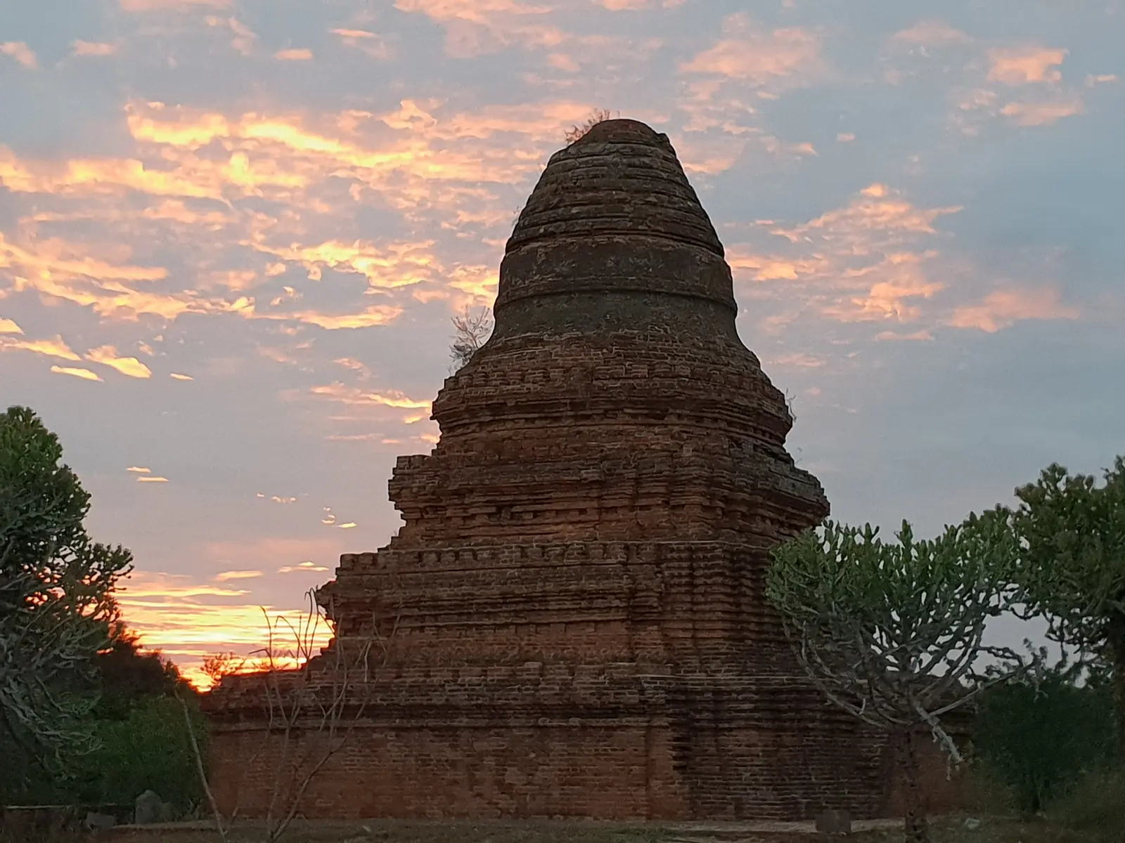 Historische Pagode vor einem farbigen Abendhimmel in Bagan