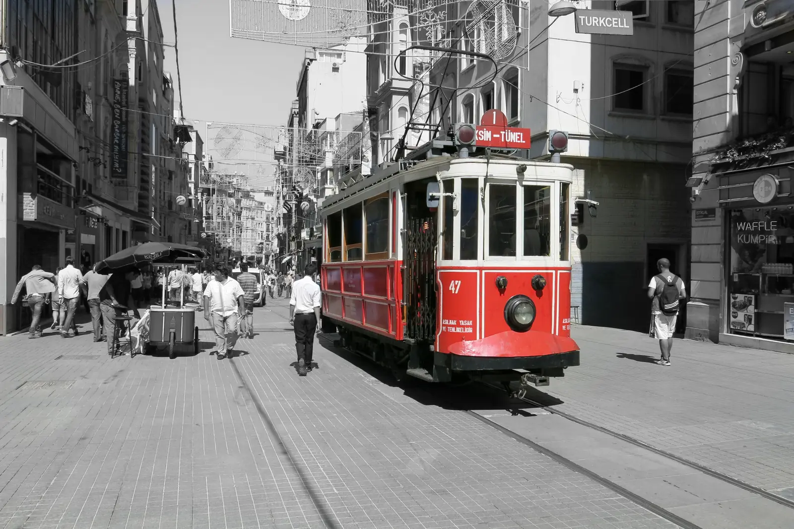 Historische rote Straßenbahn in einer belebten Straße von Istanbul