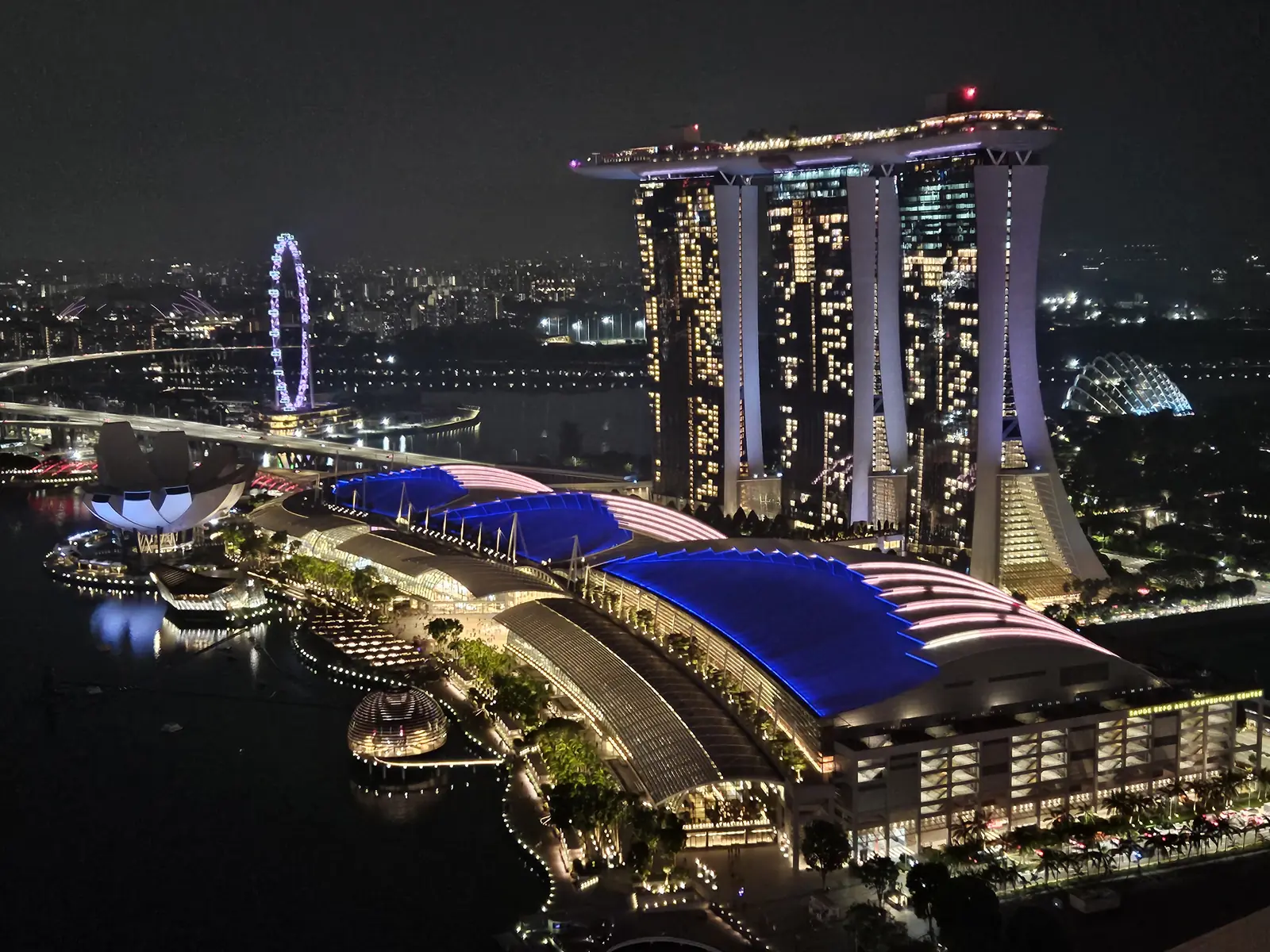 Marina Bay Sands und die nächtliche Skyline von Singapur